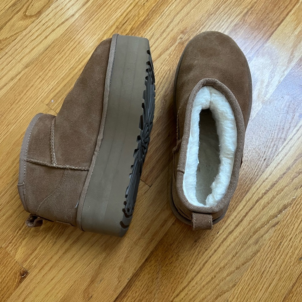 UGG
Classic Ultra Mini Platform Boots - Chesnut